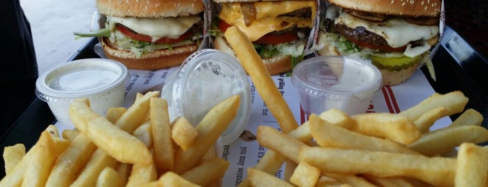 The Habit Burger Grill is one of Orte, die Michelle gefallen.