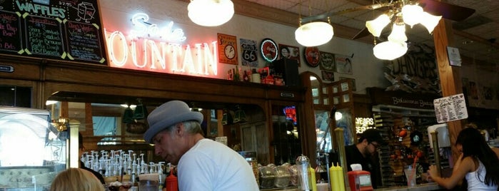 Fair Oaks Pharmacy and Soda Fountain is one of Lieux qui ont plu à Michelle.