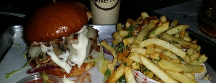 Rounds Premium Burgers is one of Locais curtidos por Michelle.