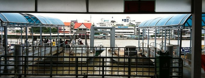 Dindaeng Cross River Ferry Pier is one of Posti che sono piaciuti a Nora.