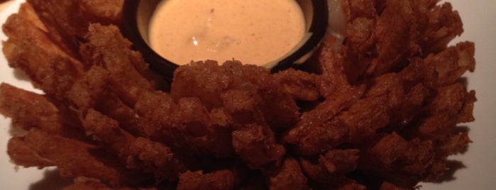 Outback Steakhouse is one of Lugares favoritos de Bella.