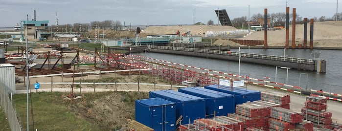 Middensluis is one of Terneuzen.