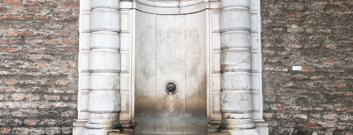 Venezianische Muschelbrunnen is one of Augsburg.