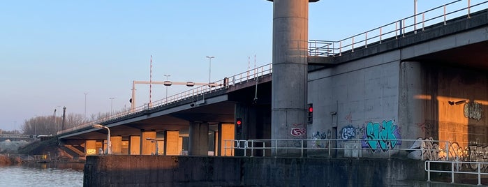 Schipholbrug in de A9 is one of Rondje Schiphol 🚲🛫.