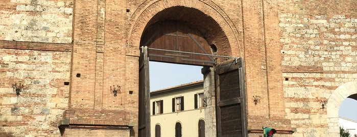 Porta Camollia is one of Siena 🇮🇹.