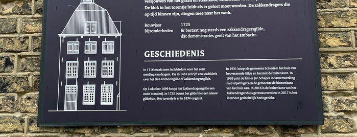 Zakkendragershuis is one of Schiedam 🟡⚫️.