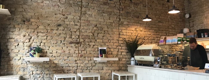 Cube Coffee Bar is one of Zsuzsanna'nın Beğendiği Mekanlar.