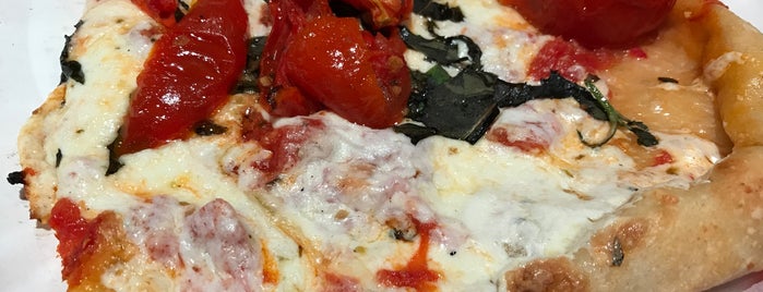 New York Pizza Suprema is one of Zsuzsannaさんのお気に入りスポット.