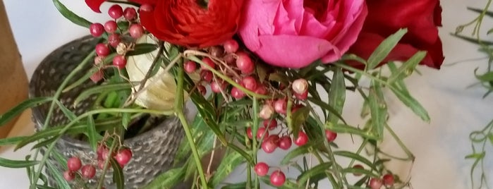 Rose Bredl Flower And Garden is one of jiresell 님이 좋아한 장소.