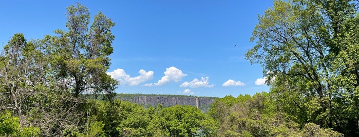 Old Croton Aqueduct - Irvington is one of Orte, die J gefallen.