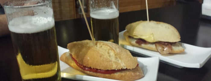 Indalo Tapas is one of Tomar algo (bar, copas).