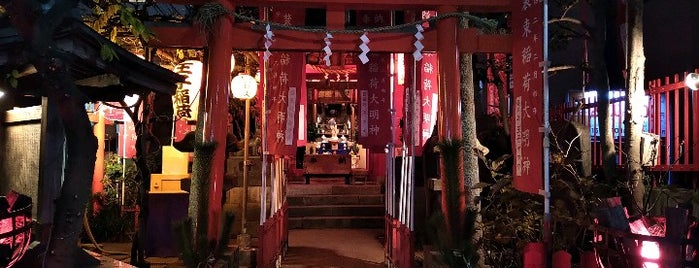 装束稲荷神社 is one of Lieux qui ont plu à Horimitsu.