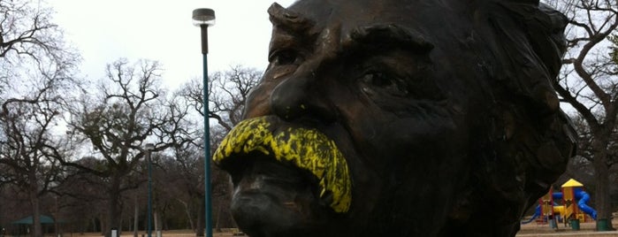 Mark Twain Statue is one of Places to go.