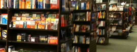 Barnes & Noble is one of Vanessa'nın Beğendiği Mekanlar.