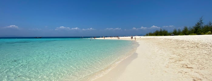 Koh Mai Phai (Bamboo Island) is one of Phuket and Phi Phi.