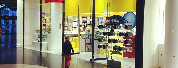 LEGO Store is one of Tempat yang Disukai Uli.