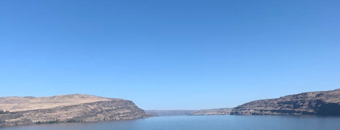 The Columbia River is one of John 님이 좋아한 장소.