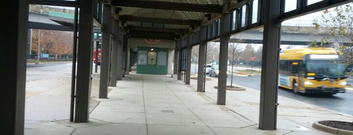 Herndon-Monroe Park and Ride is one of Tempat yang Disukai Ganesh.