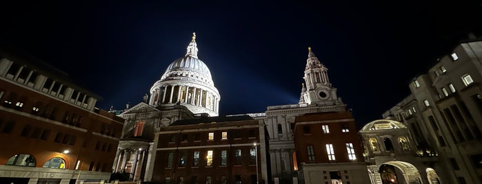 Paternoster Square is one of Lugares favoritos de Henry.
