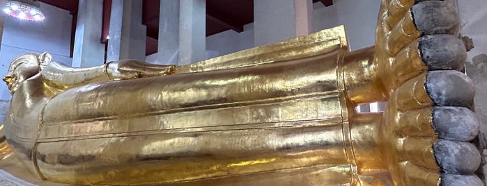 Wat Thammikarat is one of Ayuthaya.