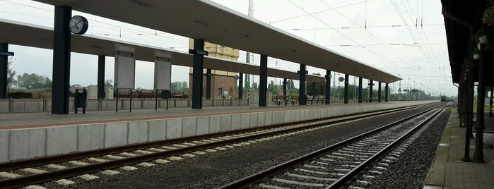 Kisújszállás vasútállomás is one of Pályaudvarok, vasútállomások (Train Stations).