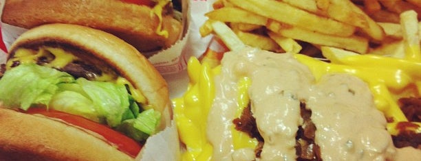 In-N-Out Burger is one of สถานที่ที่ M ถูกใจ.