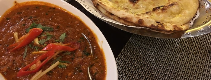 Queen's Tandoor Indian & Fusion Cuisine is one of สถานที่ที่ Shelova ถูกใจ.
