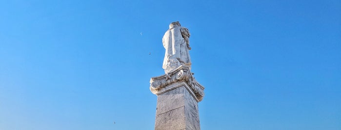 Monumento a Cristóbal Colón is one of Buenos Aires.