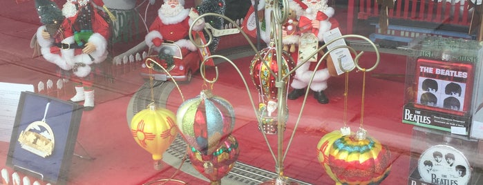 The Shop - A Christmas Store is one of Locais curtidos por Blair.