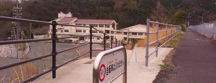 三階小学校横 歩行者通路 is one of 山陰自動車道.