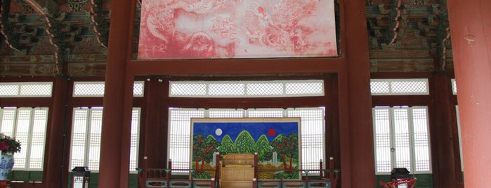 Palazzo Gyeongbokgung is one of Posti che sono piaciuti a Sierra.