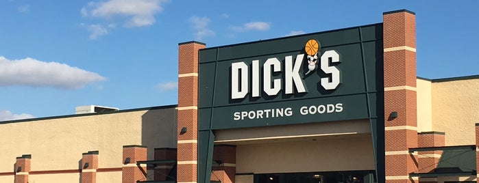 DICK'S Sporting Goods is one of Orte, die Rob gefallen.