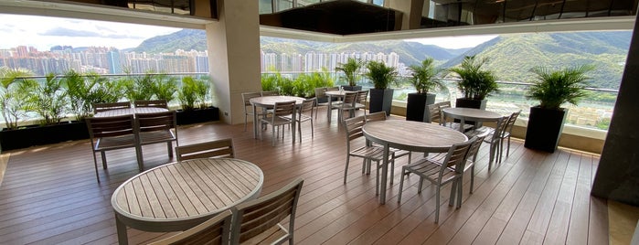 Club Lounge Hyatt Regency is one of Romantic HK.