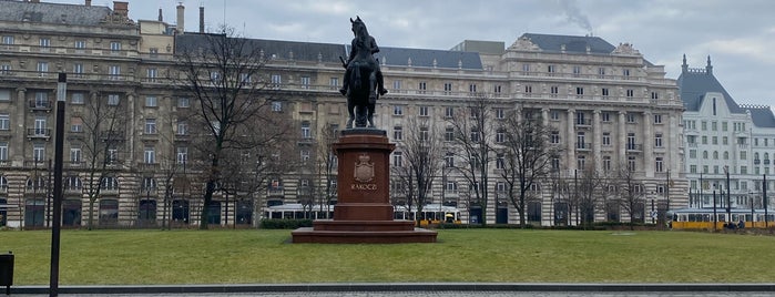 Kossuth Lajos tér is one of Locais curtidos por Filip.