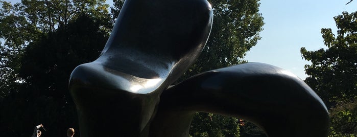 A Sheep Piece by Henry Moore is one of Lugares favoritos de Lizzie.