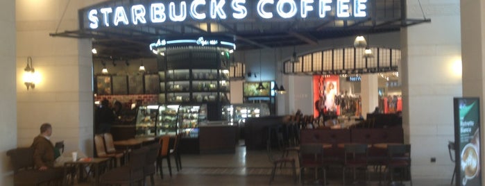 Starbucks is one of Orte, die Mujdat gefallen.
