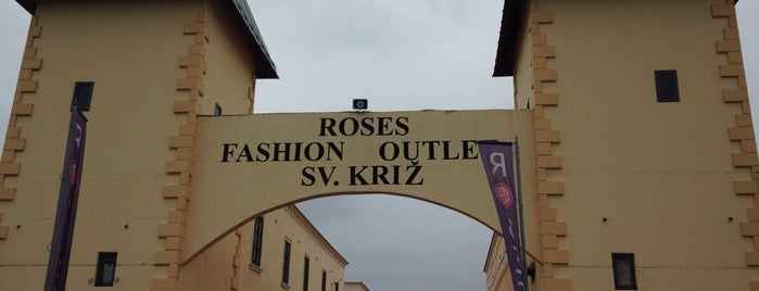 Roses Designer&Fashion Outlet is one of Tempat yang Disukai Adam.