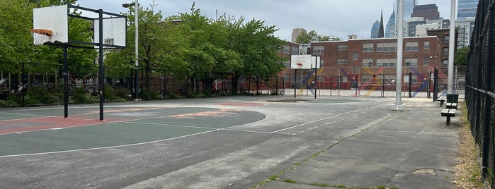 Roberto Clemente Playground, Park & Rec Center is one of PenSieve: сохраненные места.