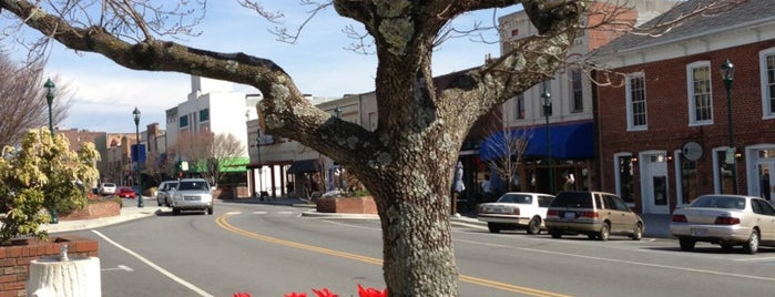 Main Street / Downtown Hendersonville is one of Lugares favoritos de Vic.
