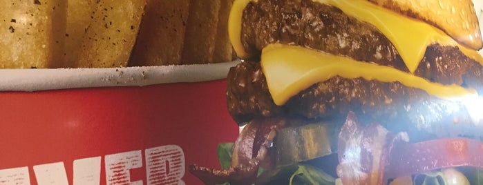 Mooyah Burger Fries & Shakes is one of Posti che sono piaciuti a Heshu.