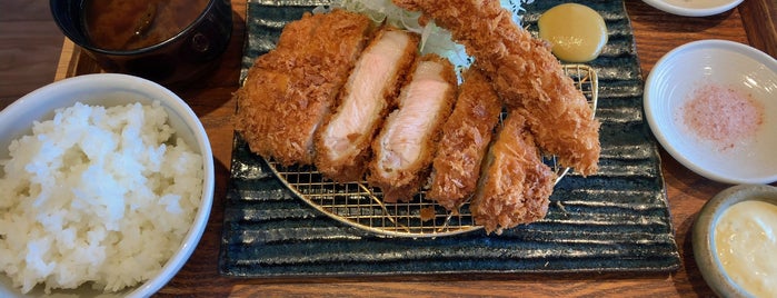 黄金色の豚 is one of Lugares favoritos de Makiko.