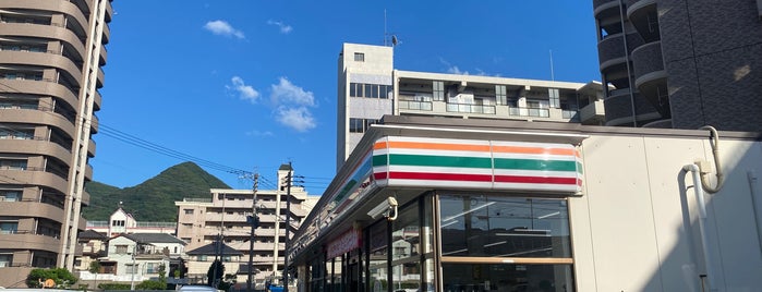 7-Eleven is one of コンビニ3.