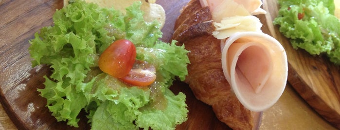 The Loaf Bakery & Cafe is one of Makan @ PJ/Subang #13.