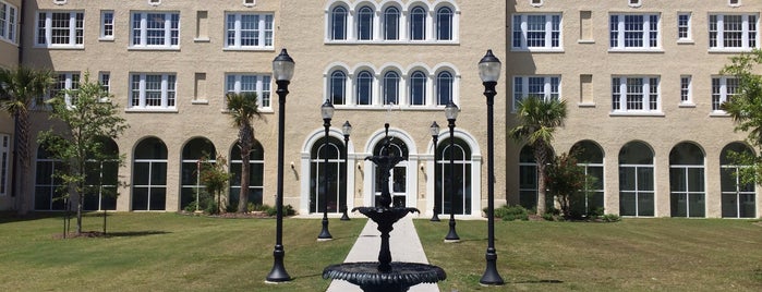 University of Southern Mississippi Gulf Park campus is one of Locais curtidos por Lizzie.