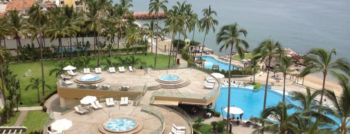 Sunset Plaza Beach Resort & Spa is one of Locais curtidos por Chris.