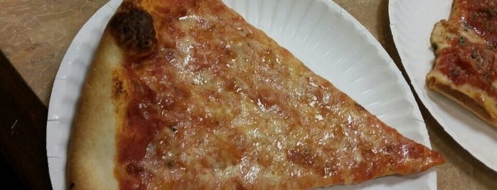 Gino's Pizzeria is one of Lugares favoritos de Sandy.