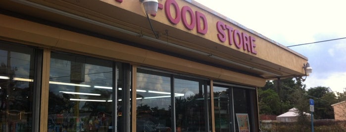 Washington Food Store is one of Lugares favoritos de Albert.