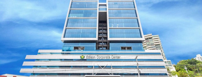 Edison Corporate Center is one of Orte, die Omar gefallen.