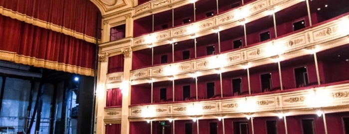 Sala de Conferencias y Eventos Teatro Solís is one of trabajo.