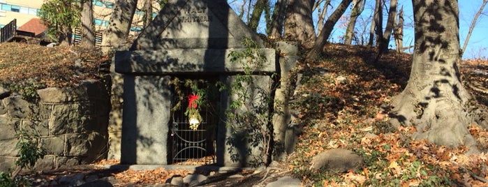 Harleigh Cemetery is one of Anthonyさんの保存済みスポット.